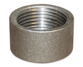 Indura smedet muffe i halv længde, S 3/8", med synligt indvendigt gevind og ru metaloverflade set skråt ovenfra.