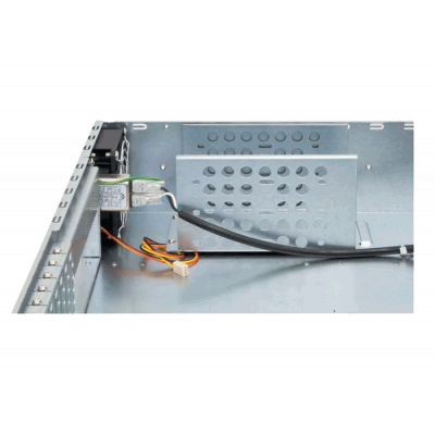 Indvendig skrå vinkel af Chieftec UNC-210T-B-U3-OP 2U-rack med kabler og perforeret metalbund.