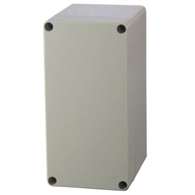 En Fibox Euronorm II monteringskasse i grå ABS (80 x 160 x 85 mm) fotograferet fra en let vinkel, som fremhæver kassens form og låg.