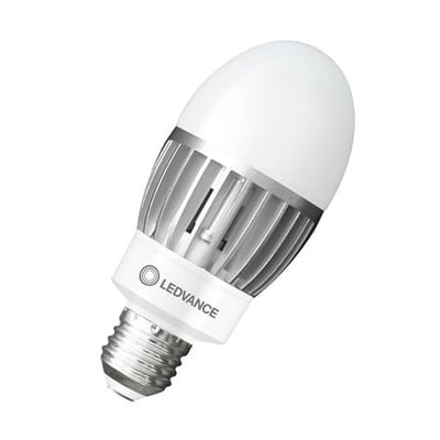 Detaljeret billede af en Ledvance HQL LED pære, med fokus på E27 sokkel og aluminiumskøler.