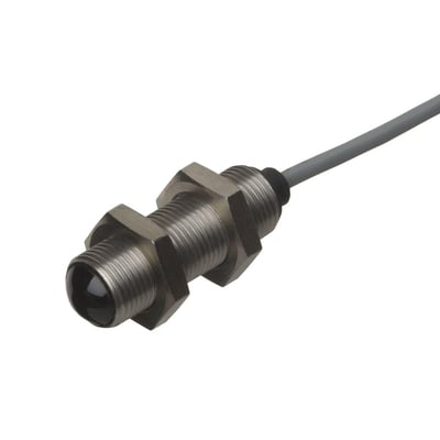 Carlo Gavazzi fotoaftaster PA12BNT20-sender med gevindhus, sekskantmøtrikker og gråt kabel, set skråt forfra.