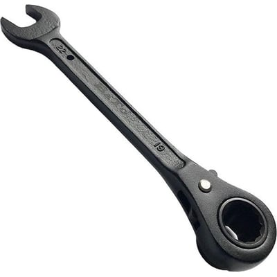 Sort stilladsnøgle med 19/22 mm gennemgangstop og 22 mm gaffelnøgle, der ligger på hvid baggrund.
