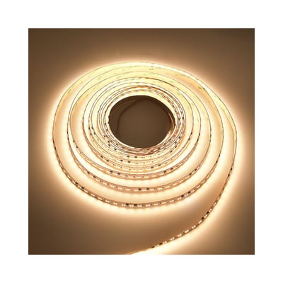 LEDlife 5m LED strip rullet i en cirkel, der udsender en jævn, varm hvid glød på en mørk baggrund.