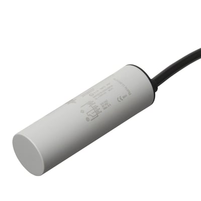Carlo Gavazzi kapacitivaftaster CB32CLN20TC med hvidt cylindrisk sensorhus og sort kabel, Ø32 og IP67.