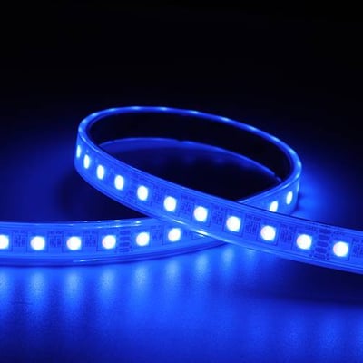 Ansell Lighting P-Cell LED bånd i blå belysning, 50 meter, RGBW, 24V, IP65, fremvist på mørk baggrund.