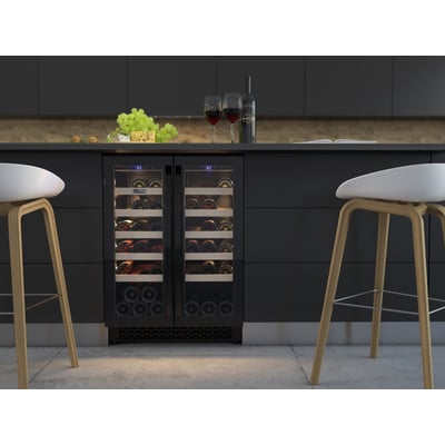 Thermex Winemex 40 vinkøler med dobbelte glasdøre, 10 bøgetræs hylder og plads til 40 flasker, integreret i et moderne køkkenmiljø.