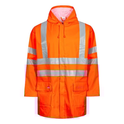 Lyngsøe Rainwear FR-LR55 flammehæmmende hi-vis regnjakke i orange, størrelse S, med reflekterende bånd og lommer.