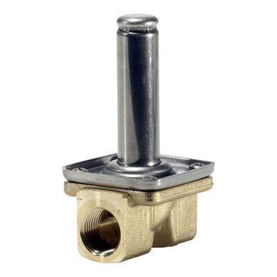 Danfoss EV221BW magnetventil set skråt fra siden, fremhæver dens kompakte messinghus og 3/8" G-tilslutning med indvendigt gevind.