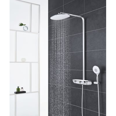 Grohe Rainshower Smartcontrol 360 Mono brusesæt i krom med hovedbruser og håndbruser, der begge er i brug.