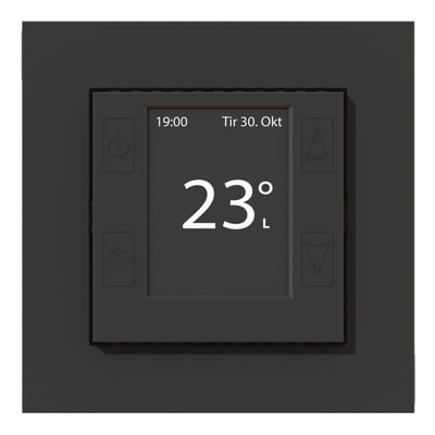 mTouch One-R termostat og regulator i mat sort, viser 23 grader på et digitalt display med tid og dato.