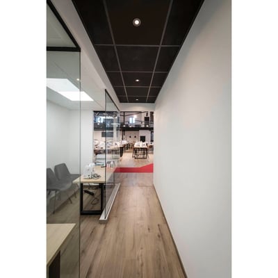 NUMINOS® DL M indendørs LED indbygningsspot i sort/krom, monteret i et moderne kontormiljø loft.