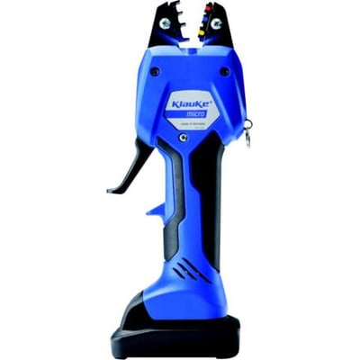 Klauke micro elektromekanisk pressetang i blå og sort, med åbne kæber og synligt batteri.