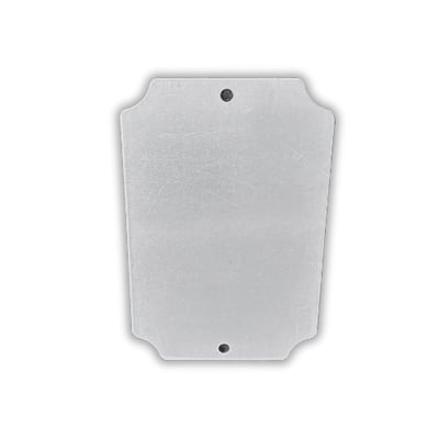 Montageplade i galvaniseret stål med målene 136 x 183 mm, fremviser to monteringshuller og afrundede hjørner.