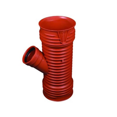 Wavin-Rib grenrør i rød plast, 400x200 mm, med 45 graders vinkel og tre muffer.