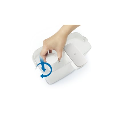 Philips Instant filter AWP225/31 skiftes ud i en hvid vandkande, demonstrerer nem installation.