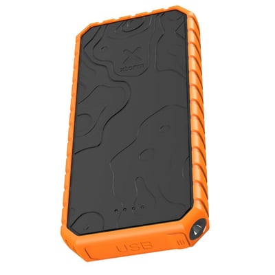 Xtorm Rugged powerbank på 10.000 mAh med sort mønstret front og kraftig orange kant, set skråt forfra.