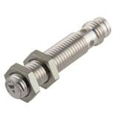 Carlo Gavazzi induktiv aftaster M8 med 2 mm rækkevidde og IO-Link, vist med gevindhus og monteringsmøtrikker.