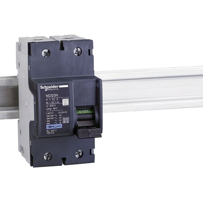 Schneider Electric NG125N maksimalafbryder 40A 2P monteret på en DIN-skinne, viser C-kurven og tænd/sluk-håndtag.