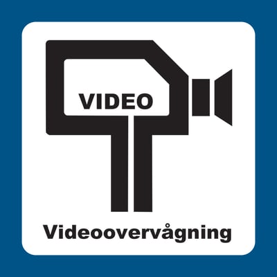 Selvklæbende vinylskilt med sort symbol af videokamera og teksten 'VIDEO' samt 'Videoovervågning' i hvid ramme.