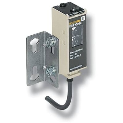 Omron fotoelektrisk sensor E3S-CD62 med monteringsbeslag og M12 plug-in tilslutning.