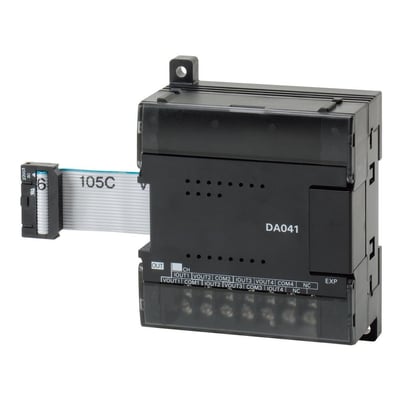 Nærbillede af Omron CP1W-DA041 I/O udvidelsesenhed, der viser markeringer for analoge udgange og tilslutningsterminaler.
