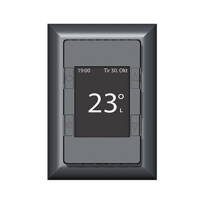 mTouch One termostat og regulator i lysegrå, vist med LCD-display der viser 23 grader, tid 19:00 og dato Tir 30. Okt.