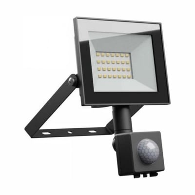 Sort SpectrumLED 20 W LED-projektør set skråt forfra med synlige lysdioder, monteringsbøjle og sensor.