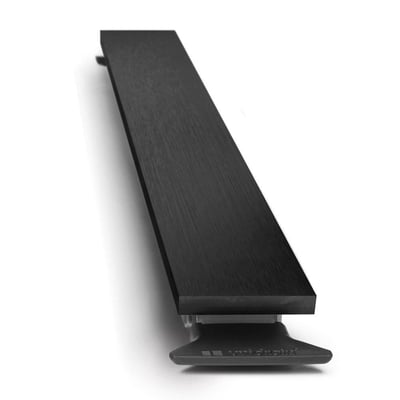 En close-up af Unidrain HighLine panelet i sort, vist fra en vinkel, der fremhæver den børstede overflade og den integrerede drænløsning.