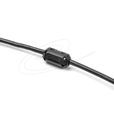 Sort DeLock-ferritkerne til rundkabel på 5 mm, monteret omkring et kabel og set skråt fra siden.