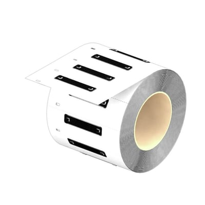 Weidmüllers kabelkodningssystem til kabler på 7–40 mm ses som en rulle med sorte, aflange mærkefelter på lys bærestrimmel.