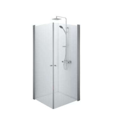 Contura Shower Space lige dør med klare glaspaneler og mat aluminiumsramme, monteret med et moderne brusehoved.