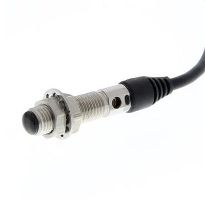 Omron fotoelektrisk sensor E3T-CD11 med M6 rustfrit stålhus, 2m kabel og diffus detektion på 50 mm.