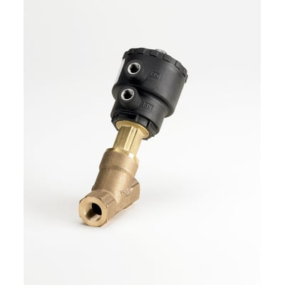 Danfoss AV210A NC magnetventil af bronze med 3/8" tilslutning og stempelstyring, præsenteret på hvid baggrund.
