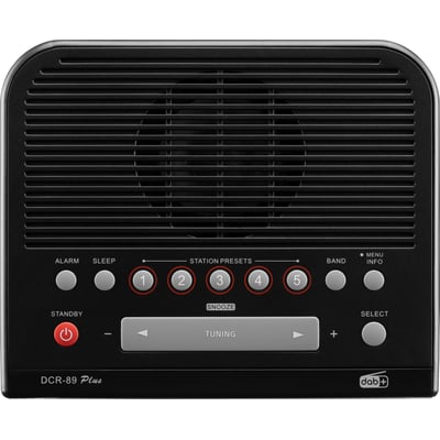 Frontvisning af Sangean DCR-89+ DAB+/FM-RDS digital clockradio med sorte knapper og digitalt display.