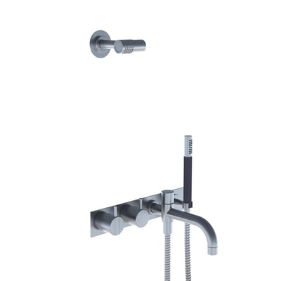 Vola indbygningstermostat ¾'' med omskifter, fast udløb og bruseslange er vist med kromfinish, monteret på vægplade med tre greb.