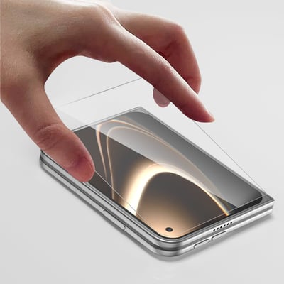 4smarts 360° Premium Protection Set til iPhone Ultra med transparent skærmbeskyttelse, der lægges på telefonens skærm.