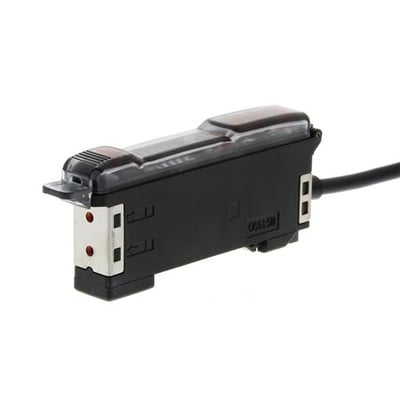 Omron forstærker med potentiometer, PNP-udgang og 2 meter kabel, vist fra siden med den sorte kabeludgang til højre.