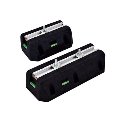 To sorte gummifødder med aluminiumsprofiler og vaterpas, designet til varmepumper, måler 400x130 mm.