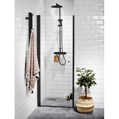 Vetro svingdør med matsort profil og klart glas, installeret i et badeværelse med hvide metrofliser.