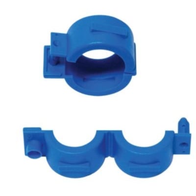 KZ plomberingsbøjle i blå HDPE, klikmodel til DN25 med 1 1/4" omløber, vist i to dele. Ses på hvid baggrund.