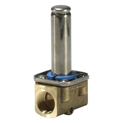 Tættere vinkel på Danfoss EV210B magnetventilen, fremhæver messinggevind og den blå pakning omkring spolen.