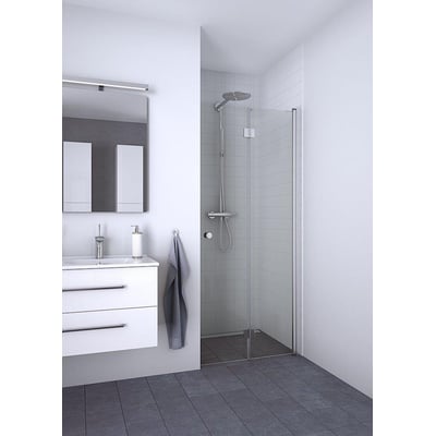 Dansani foldedør 200x97-99cm med klart glas og satin profil monteret i et moderne badeværelse med hvide fliser og mørkegrå gulv.