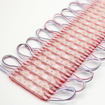 Række af LEDlife vandtætte LED moduler i pink, vist med slukket lys på en hvid baggrund.