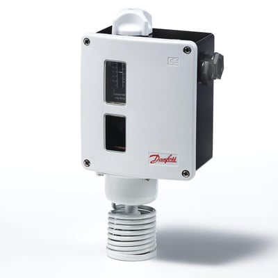 Danfoss RT115 termostat i hvid og sort, komplet med hvidt drejehjul og rumføler på hvid baggrund.