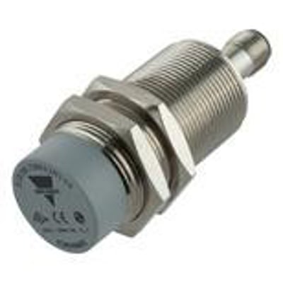 Carlo Gavazzi induktiv aftaster ICB30L50N22M1IO med M30-gevind og IO-Link, set skråt forfra med gevindhus og tilslutningsende.