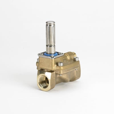 Nærbillede af Danfoss EV220BW magnetventil, viser 3/4" indvendig gevind og eco-messing hus.