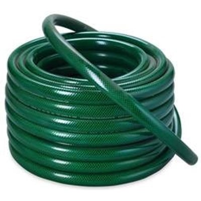 IQ Grøn vandslange i PVC, 25 meter lang og 3/4" i diameter, rullet sammen på hvid baggrund.