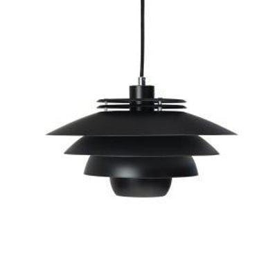 EJKA pendel fra Dyberg Larsen, en mat sort lampe med lagdelte skærme, vist isoleret på hvid baggrund.