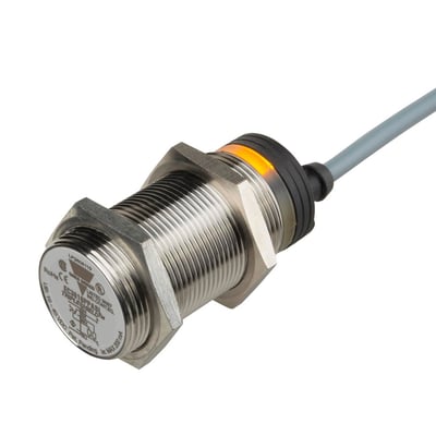 Carlo Gavazzi kapacitiv aftaster M30 med gevindhus, kabel og lysende orange statusindikator, set skråt forfra.