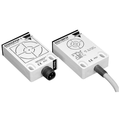 Carlo Gavazzi induktivaftaster med hvidt, rektangulært hus, vist fra to sider med kabel og stik; 10 mm, NPN NO/NC.